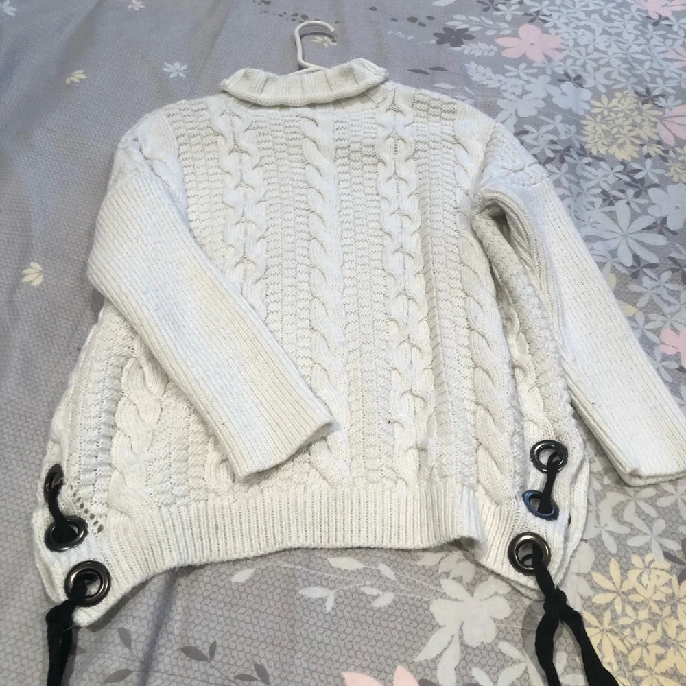 ✨Cream Sweater ✨ - Picture 1 of 4